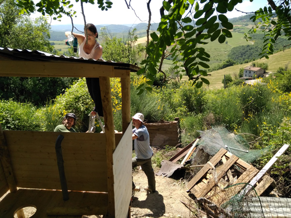 Lavori di autocostruzione del compost toilet