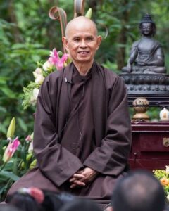 Thich Nhat Hanh seduto